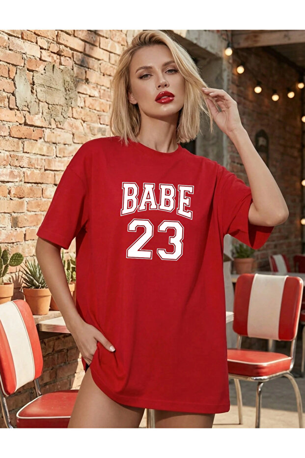 BABE 23 مطبوع تي شيرت من القطن الممشط باللون الأحمر بأكمام قصيرة وياقة دائرية كبيرة الحجم