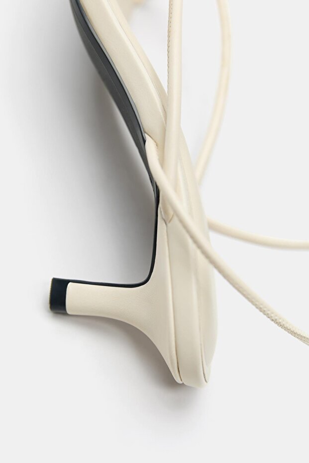 Süslemeli, bantlı topuklu sandaletler - 3