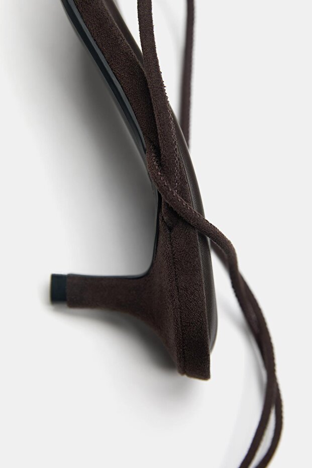 Süslemeli, bantlı topuklu sandaletler - 3