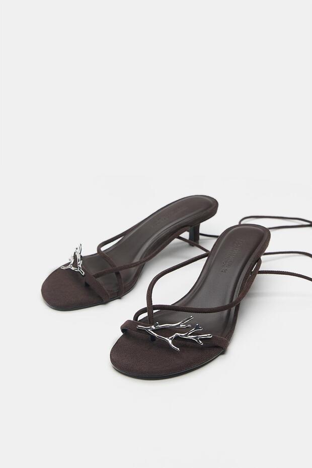 Süslemeli, bantlı topuklu sandaletler - 4