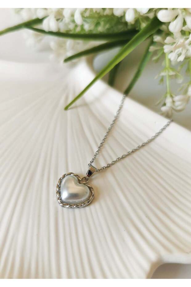 Elegant heart-shaped silver-tone minimalist women's necklace