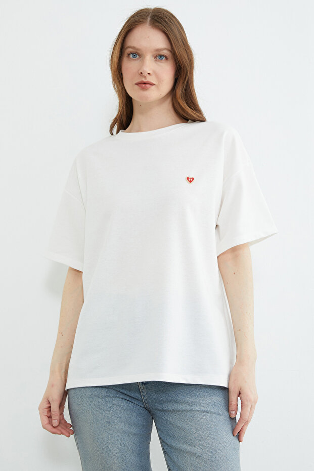 Crew Neck Casual T-Shirt with Heart Accessories