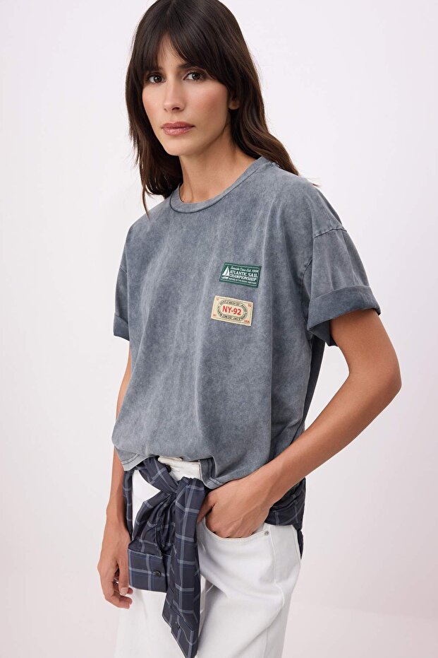 Trendyolmilla  Antrasit Oversize/Geniş Kalıp Eskitme/Soluk Efektli Tok %100 Pamuk Örme T-Shirt TWOSS26TS00088 - Görsel 2