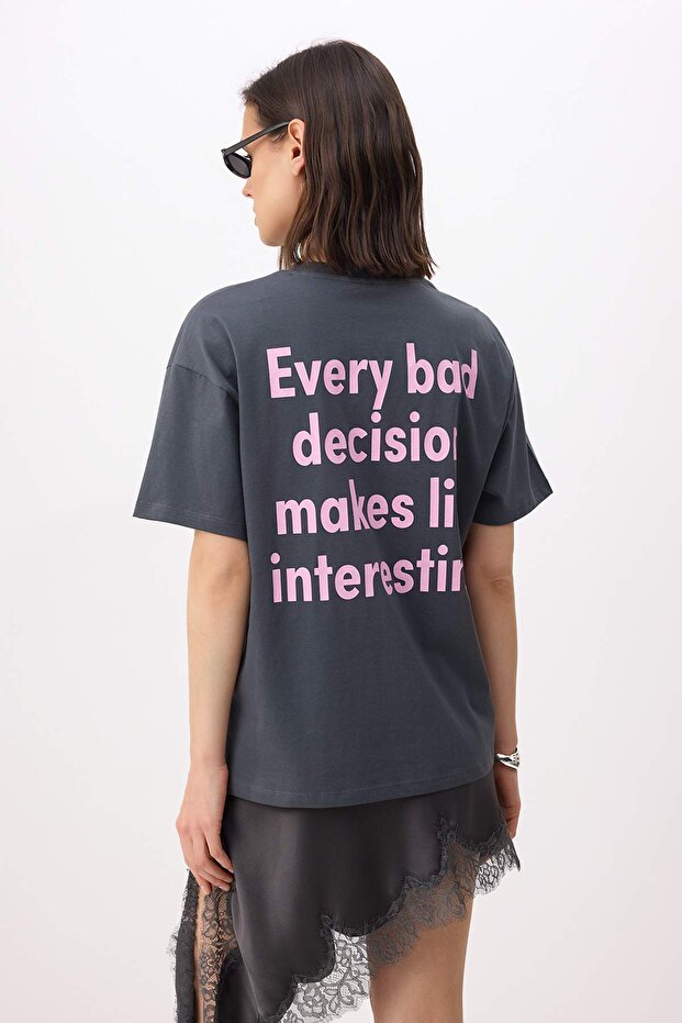 Antrasit Slogan Oversize/Geniş Kalıp Düşük Kol %100 Pamuk Dantelsiz Örme T-Shirt TWOSS26TS00115 - 4