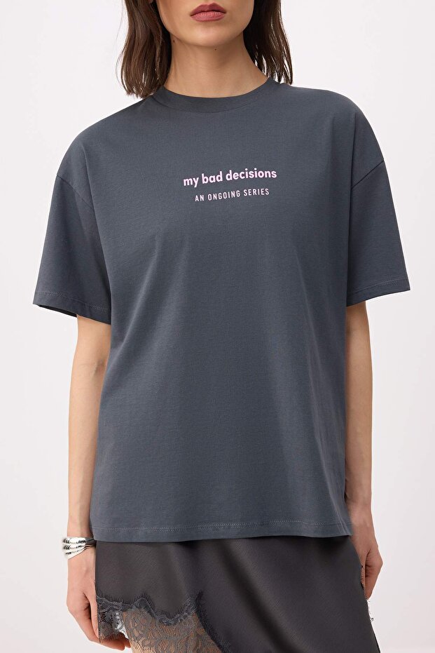 Antrasit Slogan Oversize/Geniş Kalıp Düşük Kol %100 Pamuk Dantelsiz Örme T-Shirt TWOSS26TS00115 - 3