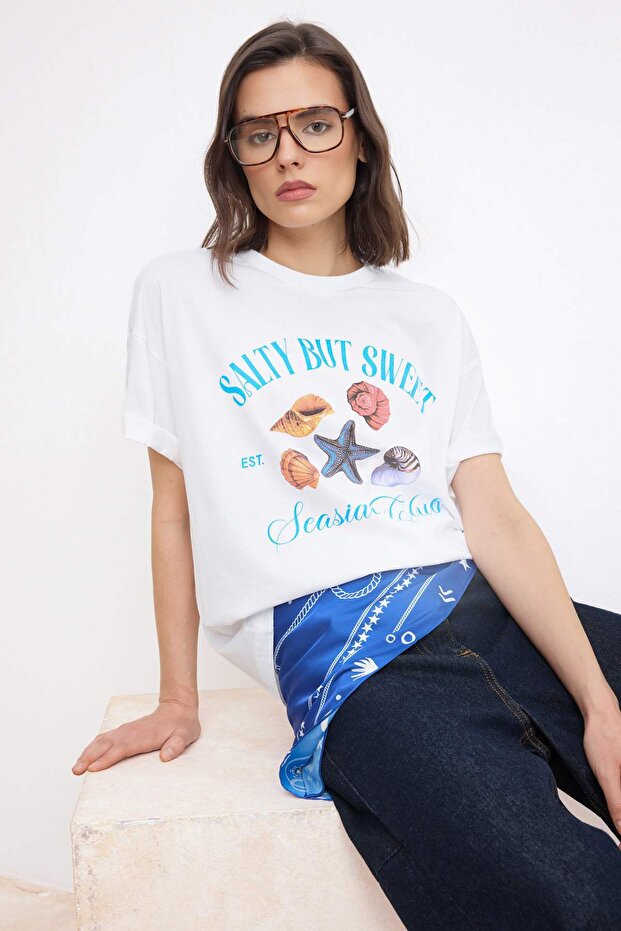 Trendyolmilla  Ekru Baskılı Oversize/Geniş Kalıp Kısa Kollu %100 Pamuk Örme T-Shirt TWOSS26TS00179 - Görsel 2