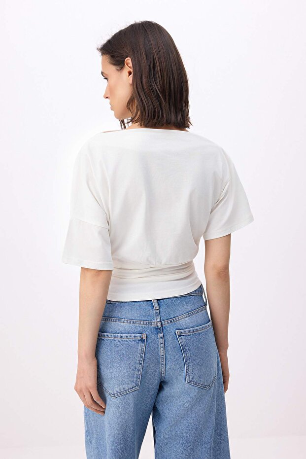 Ekru Fitted/Vücuda Oturan Asimetrik Yaka Büzgülü Crop/Kısa Pamuklu Esnek Örme Bluz TWOSS26BZ00337 - 4
