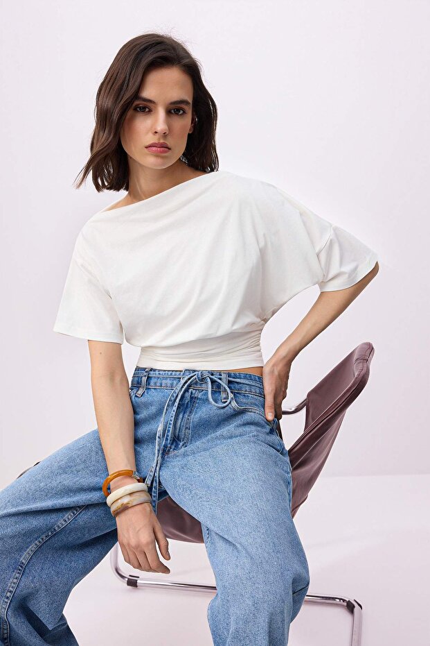 Ekru Fitted/Vücuda Oturan Asimetrik Yaka Büzgülü Crop/Kısa Pamuklu Esnek Örme Bluz TWOSS26BZ00337 - 1