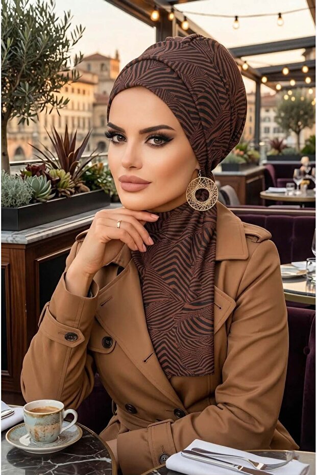 غطاء رأس منقوش باللون الأسود