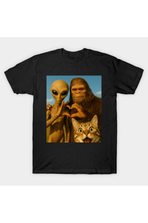 Funny Cat Selfie Photo, Romantic Bigfoot in Love with Alien T-Shirt Men and Women