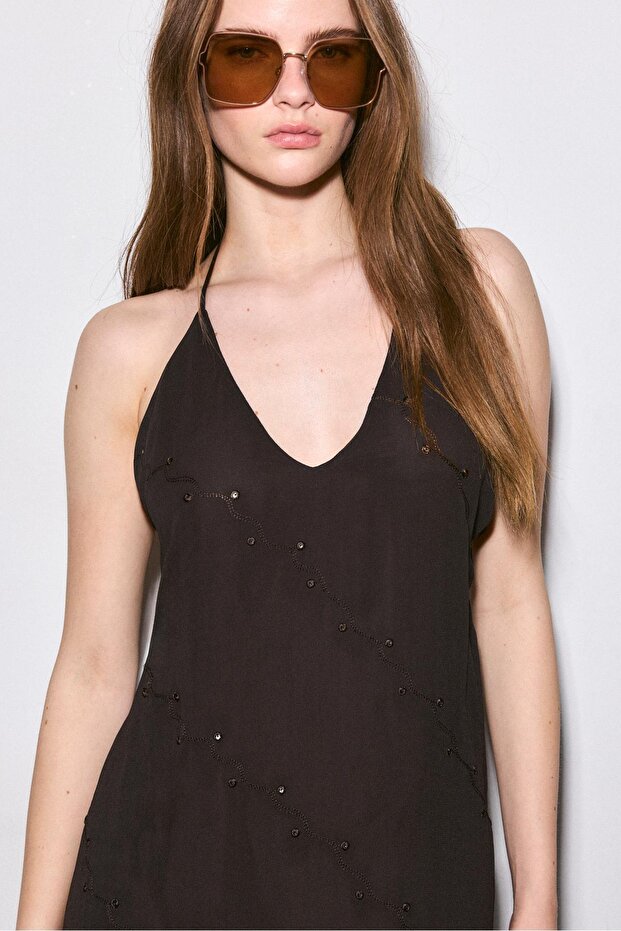 Halter yaka işlemeli uzun elbise - 3