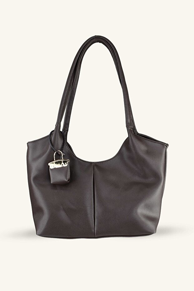 موديل ميلاني بتفاصيل جذابة لليد والقدم حقيبة كتف - بني حار