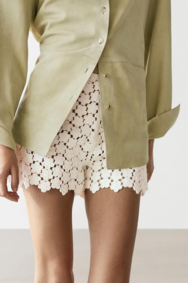 Çiçek detaylı kroşe şort - 2