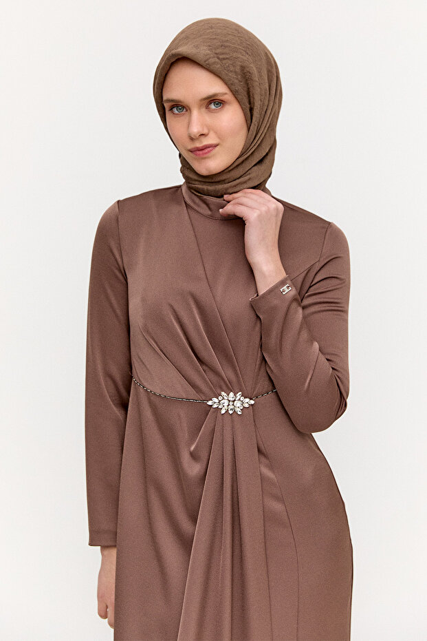 Drapeli Taşlı Saten Elbise - 5