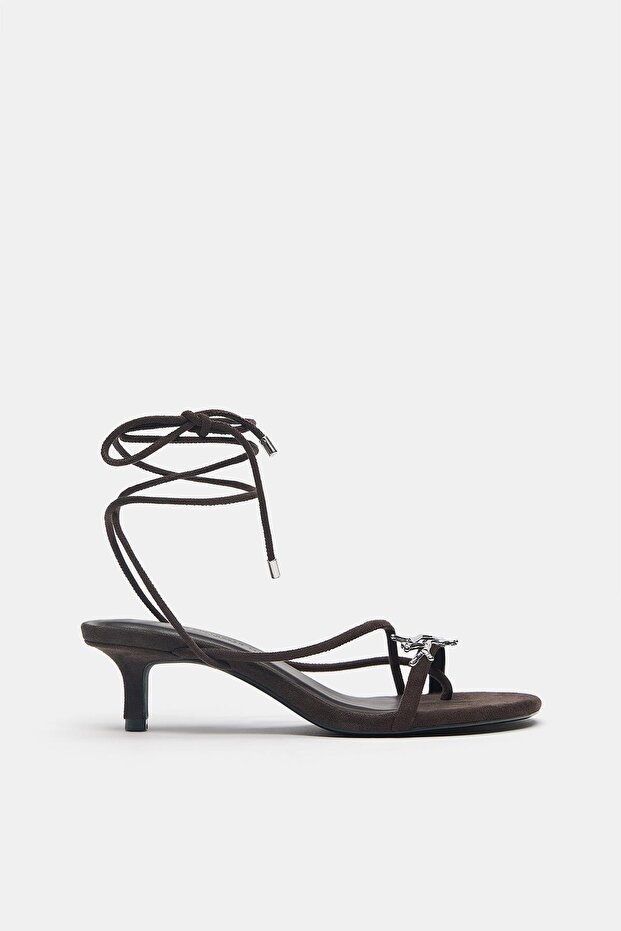 Süslemeli, bantlı topuklu sandaletler - 1