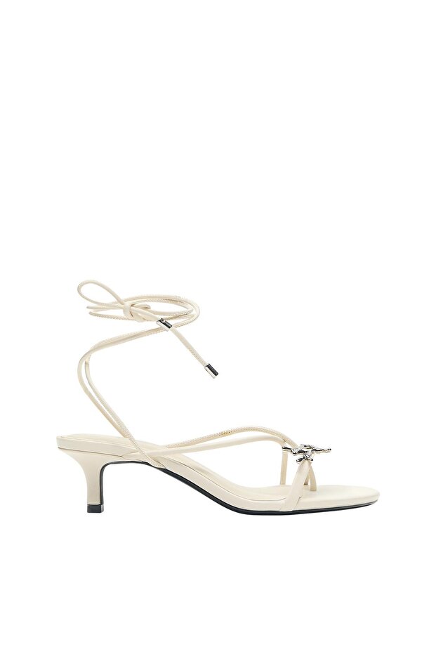 Süslemeli, bantlı topuklu sandaletler - 2