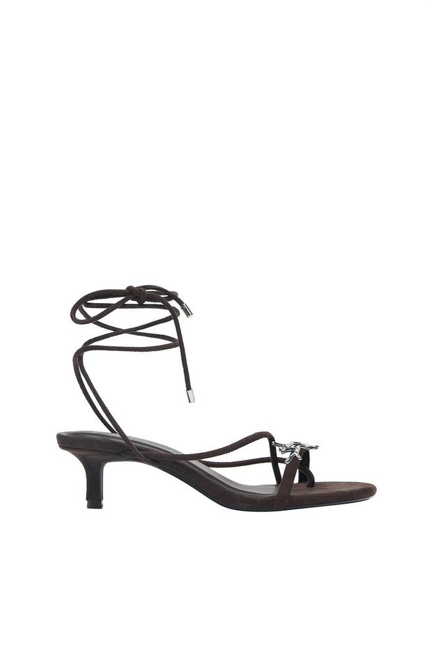 Süslemeli, bantlı topuklu sandaletler - 2