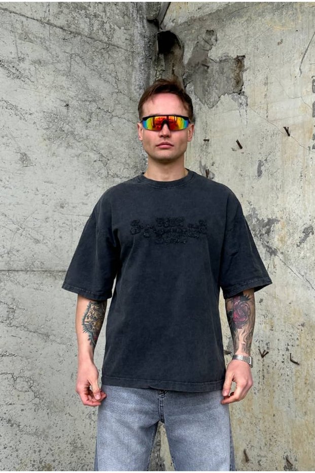 تي شيرت Acid Wash Toye مطبوع كبير الحجم
