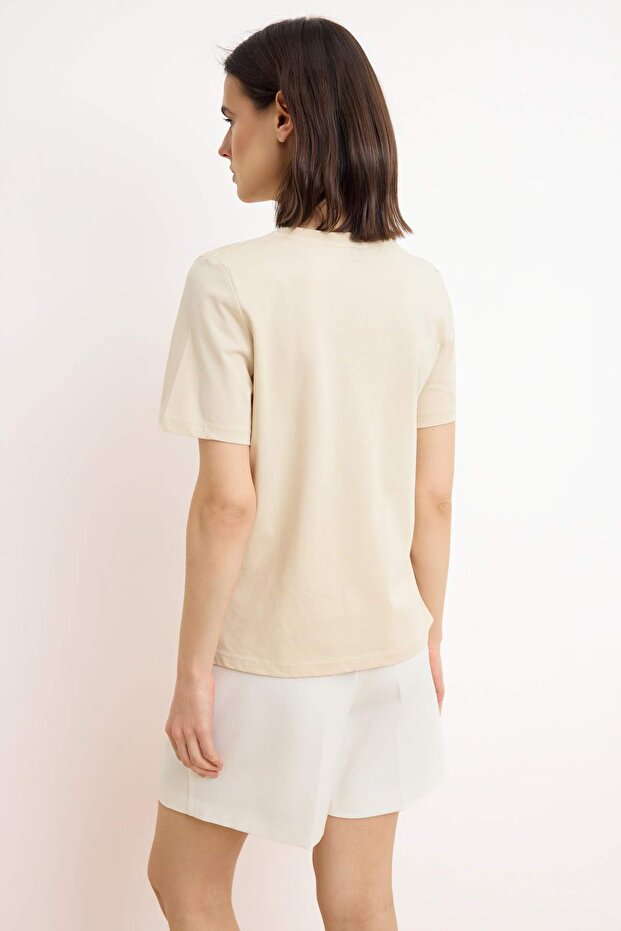Açık Taş %100 Pamuk Aksesuar Çiçek Detaylı Regular/Normal Kalıp Örme T-Shirt TWOSS25TS00026 - 4