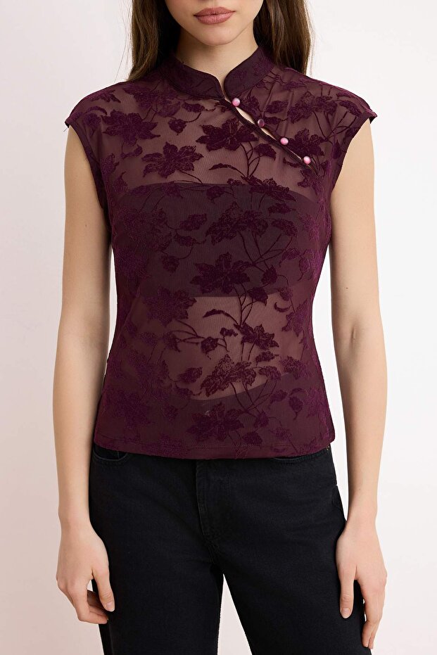 Bordo Çiçekli Fitted/Vücuda Oturan Dik Yaka Kolsuz Çin Düğmeli Dantel Örme Bluz TWOSS26BZ00195 - 3