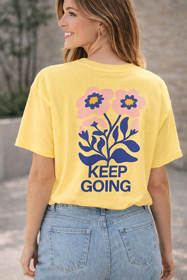تي شيرت Keep Going Lettering and Flower مطبوع للجنسين كبير الحجم - تي شيرت بتصميم محفز على الظهر مطبوع