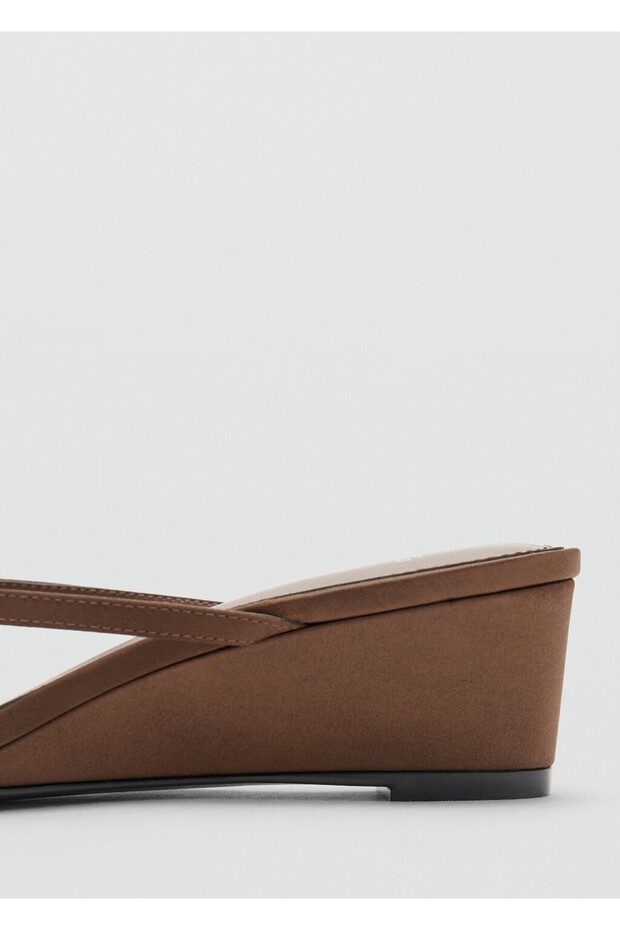 Dolgu topuklu çizgili sandalet - 4