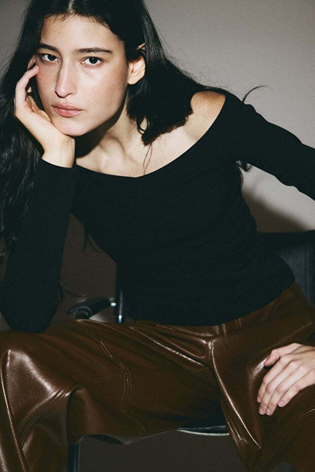Off-the-shoulder top