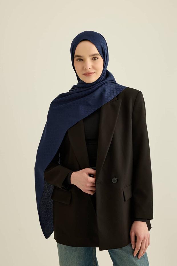 شال من سلسلة جاكار الحريرية بنمط حلقي