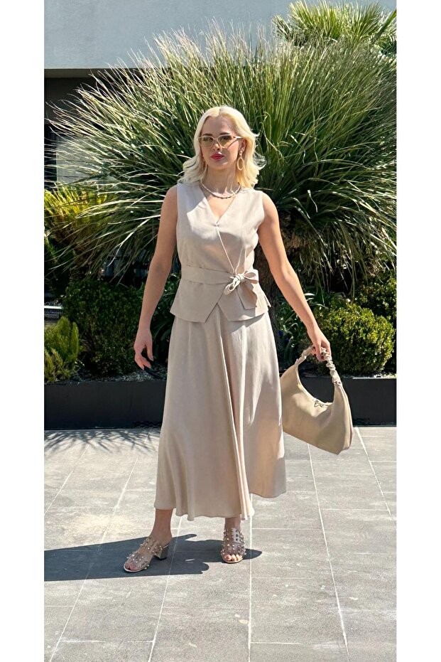 فستان من قماش الكوبرا مع تفاصيل من القماش