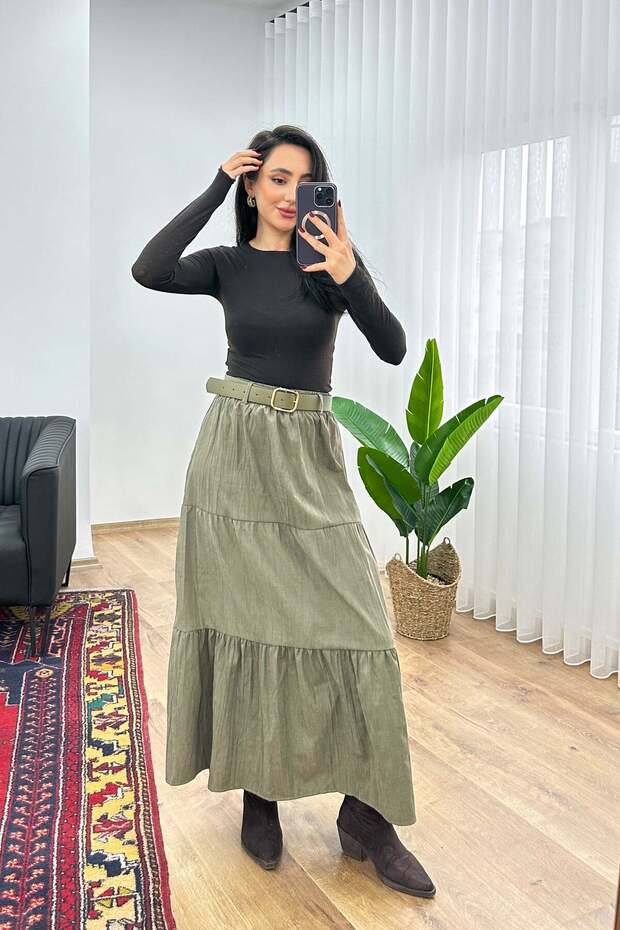 تنورة كاكي أنيقة مطوية بحزام من كوبرا