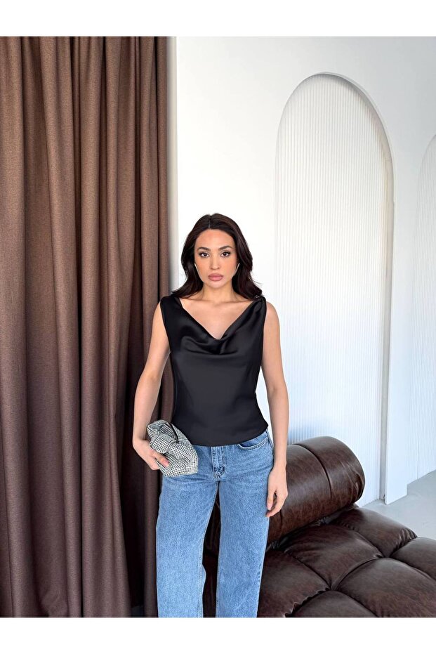 بلوزة نسائية من الساتان بياقة ديجاجي سوداء