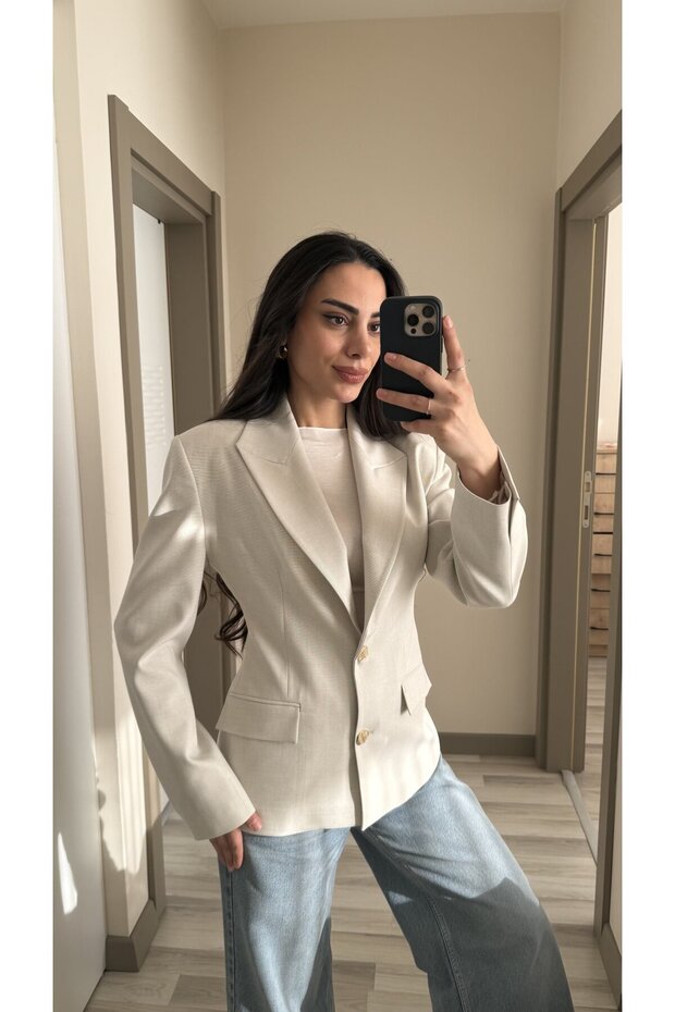 سترة نسائية ذهبية اللون بأزرار مزدوجة