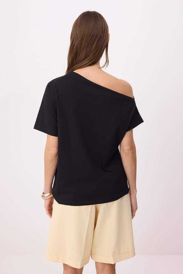 Siyah Regular/Normal Kalıp Kayık Yaka Kısa Kollu %100 Pamuk Örme T-Shirt TWOSS26TS00184 - 4