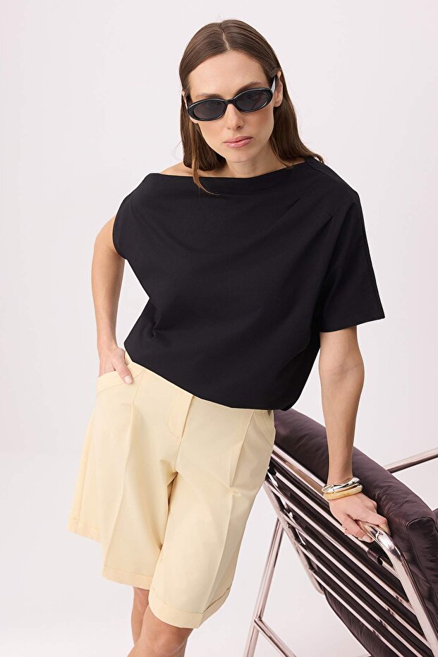 Siyah Regular/Normal Kalıp Kayık Yaka Kısa Kollu %100 Pamuk Örme T-Shirt TWOSS26TS00184 - 1