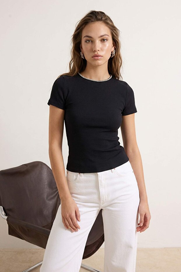 Siyah Fitted/Vücuda Oturan Kısa Kollu Aksesuar Detaylı Fitilli Esnek Örme Bluz TWOSS26BZ00092 - 1