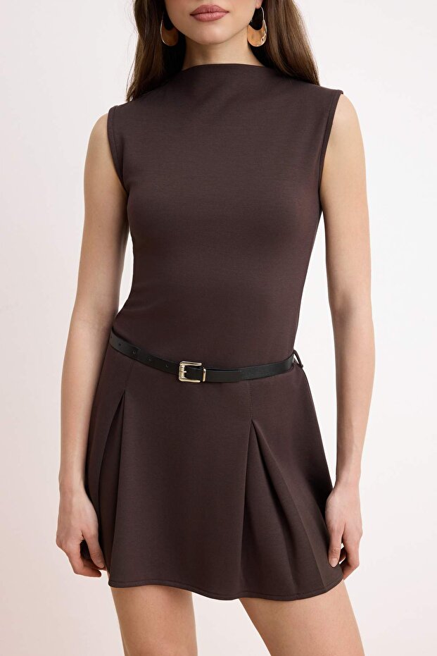 Kahverengi Belden Açılan Dik Yaka Kolsuz Kemerli Mini Soft Touch Örme Elbise TWOSS26EL00632 - 3