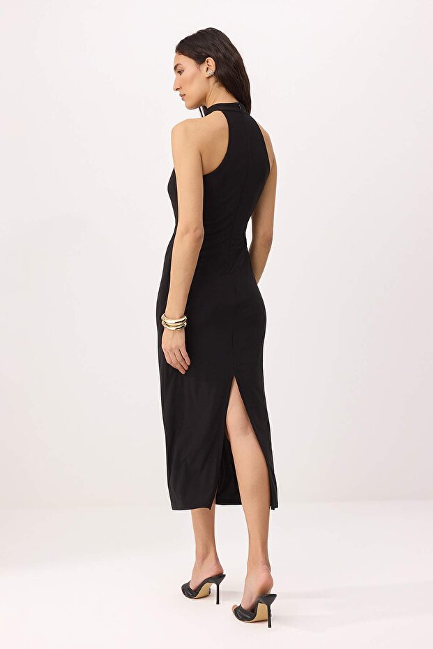 Siyah Bodycon Boyundan Bağlamalı Kolsuz Aksesuar Detaylı Midi Esnek Örme Elbise TWOSS26EL00201 - 6