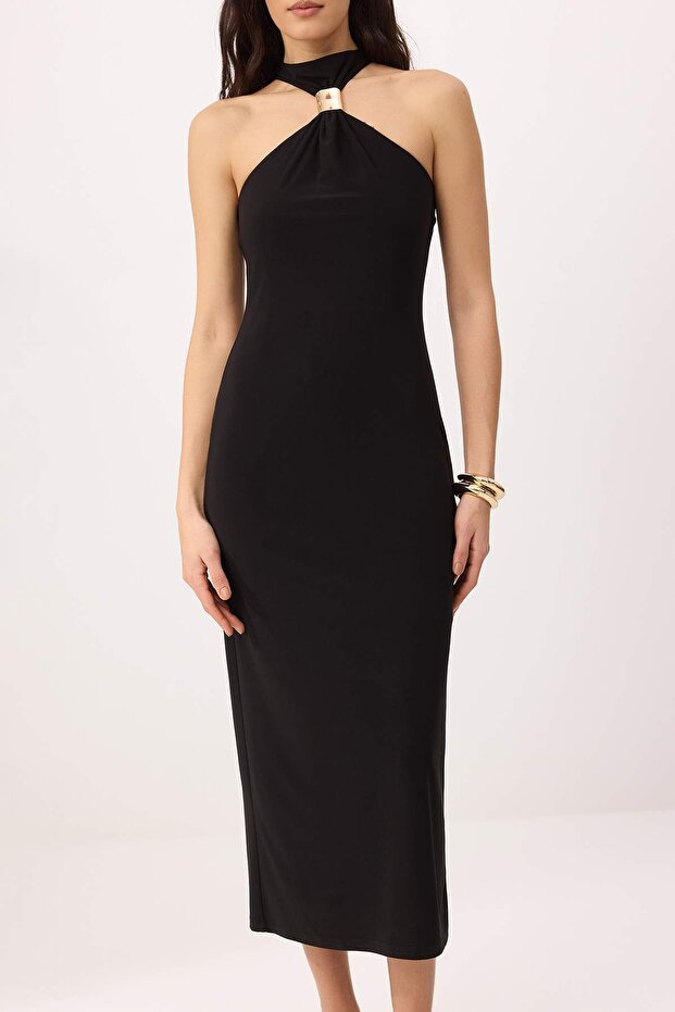 Siyah Bodycon Boyundan Bağlamalı Kolsuz Aksesuar Detaylı Midi Esnek Örme Elbise TWOSS26EL00201 - 5