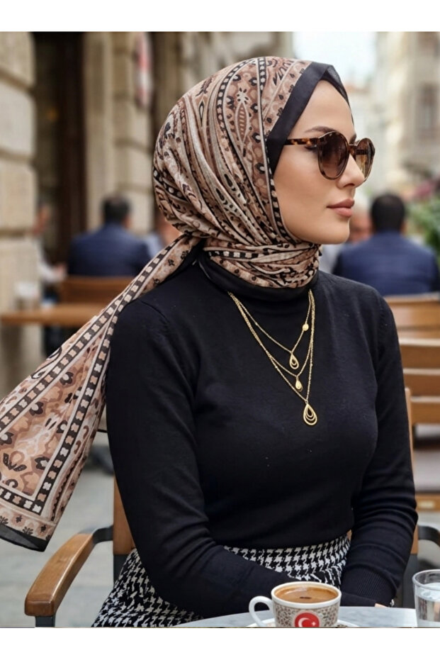 شال ناعم بني اللون مع تفاصيل سوداء منقوشة بنمط عرقي