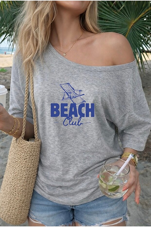 تي شيرت نسائي ذو ياقة كاياك مطبوع عليه BEACH CLUP مقاس كبير