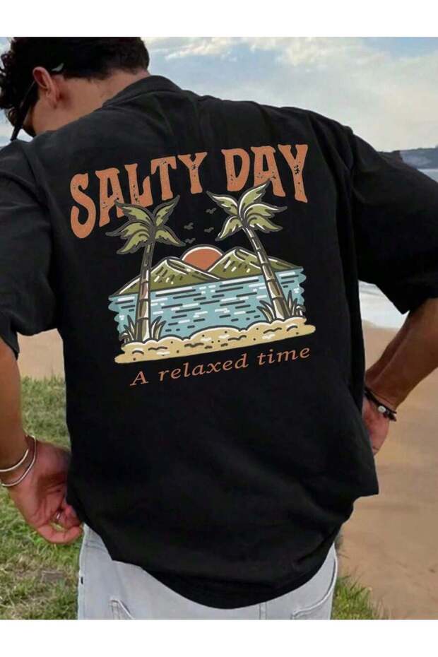 تي شيرت رجالي كبير الحجم مطبوع عليه SALTY DAY على الظهر