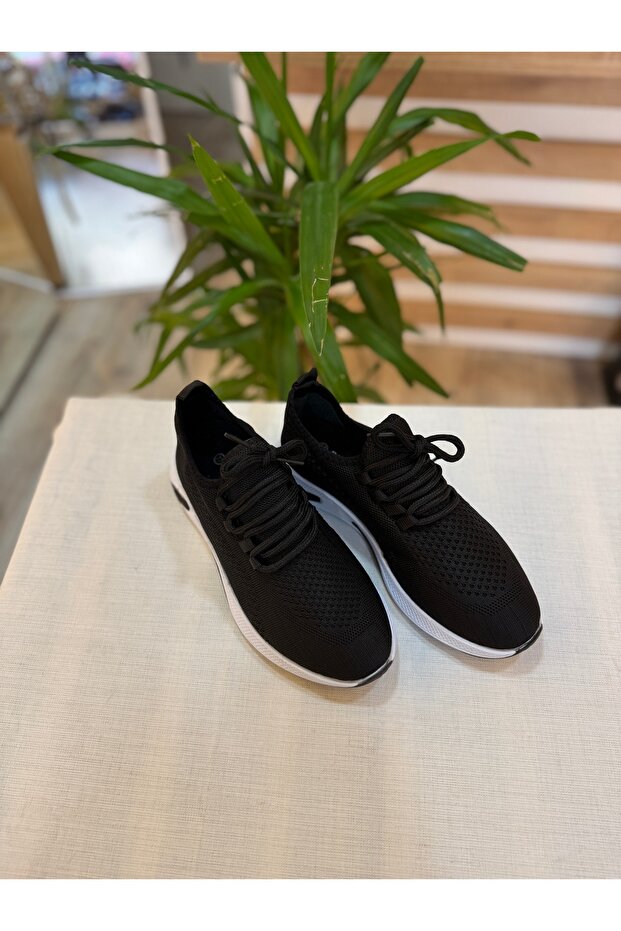 Sports shoes