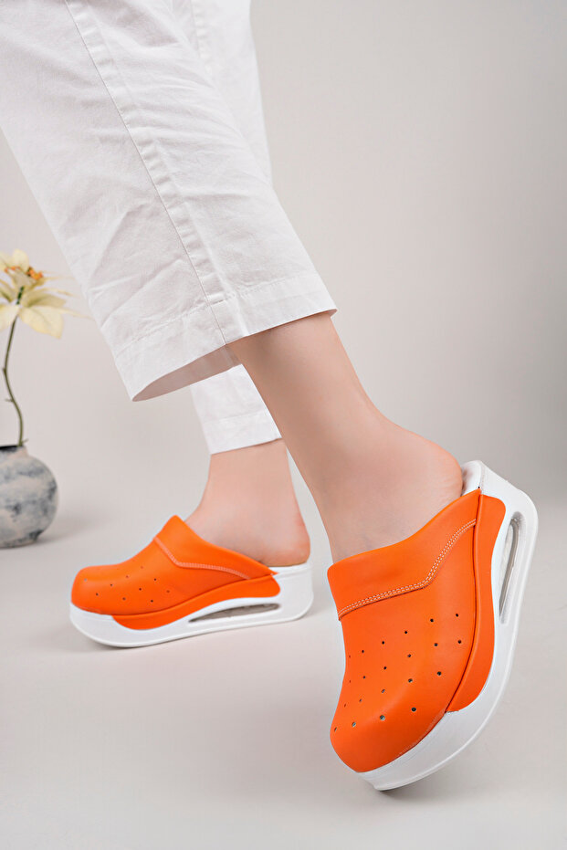 Classic Perforated Leather Sabo Slippers Orthopedic Hospital Doctor Nurse Chef Slippers