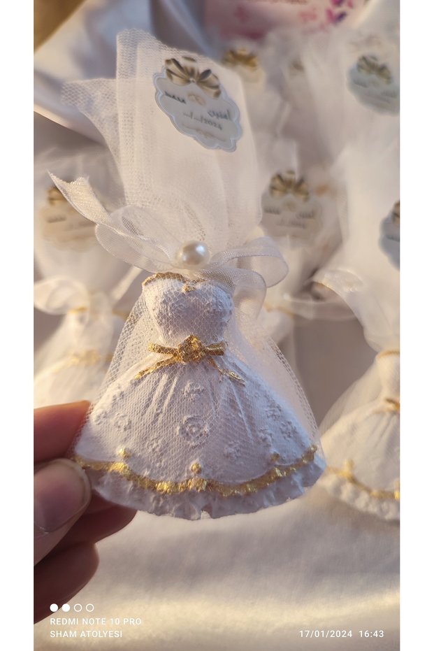 Elegant Dress Decorated with Gold Details, a Stylish Gift Ornament with 3 Pieces.