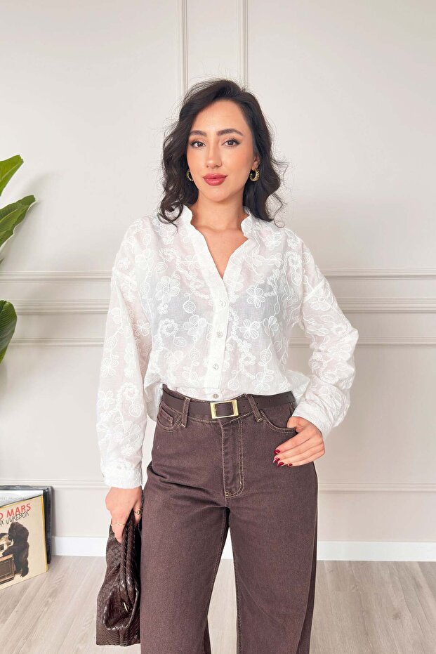 قميص أبيض مطرز بنقوش زهور