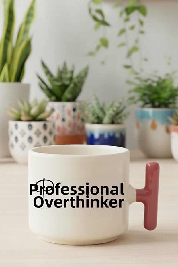 كوب لاتيه ملون مطبوع عليه عبارة "Professional Overthinker" كهدية مع مقبض على شكل حرف T