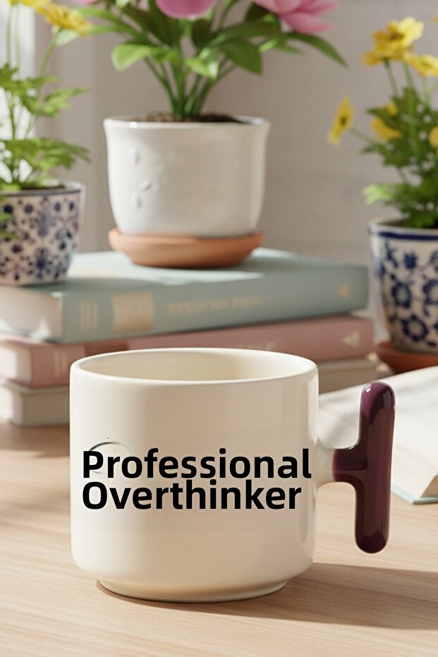كوب لاتيه ملون مطبوع عليه عبارة "Professional Overthinker" كهدية مع مقبض على شكل حرف T