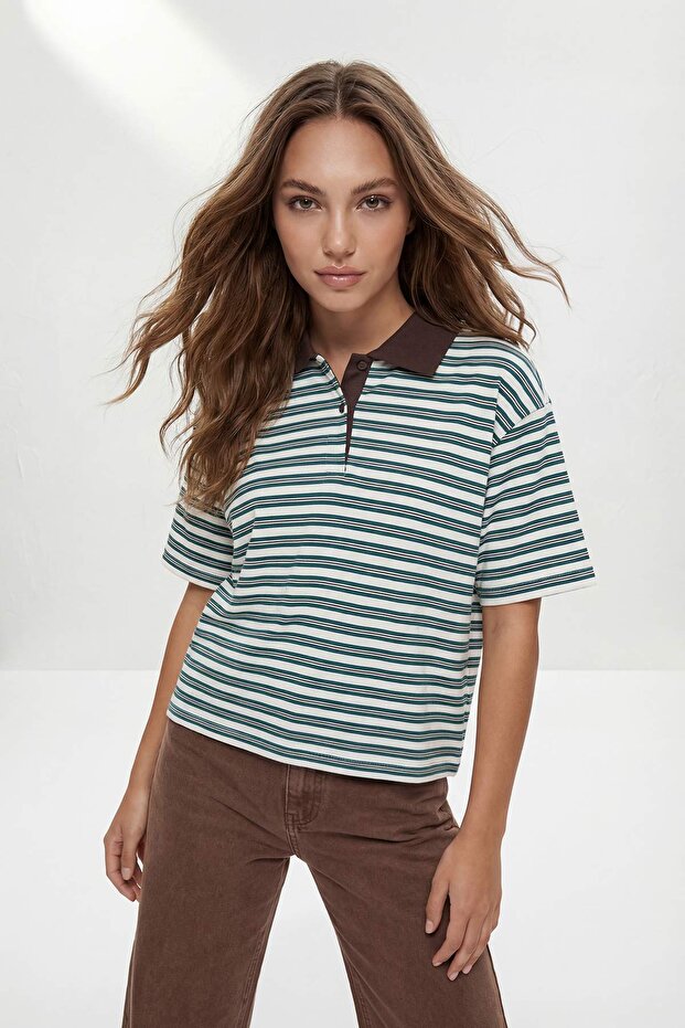 Yeşil Çizgili Oversize Kalıp Polo Yaka Dokuma Detaylı Tok İnterlok Örme T-Shirt TWOSS26TS00030 - 1