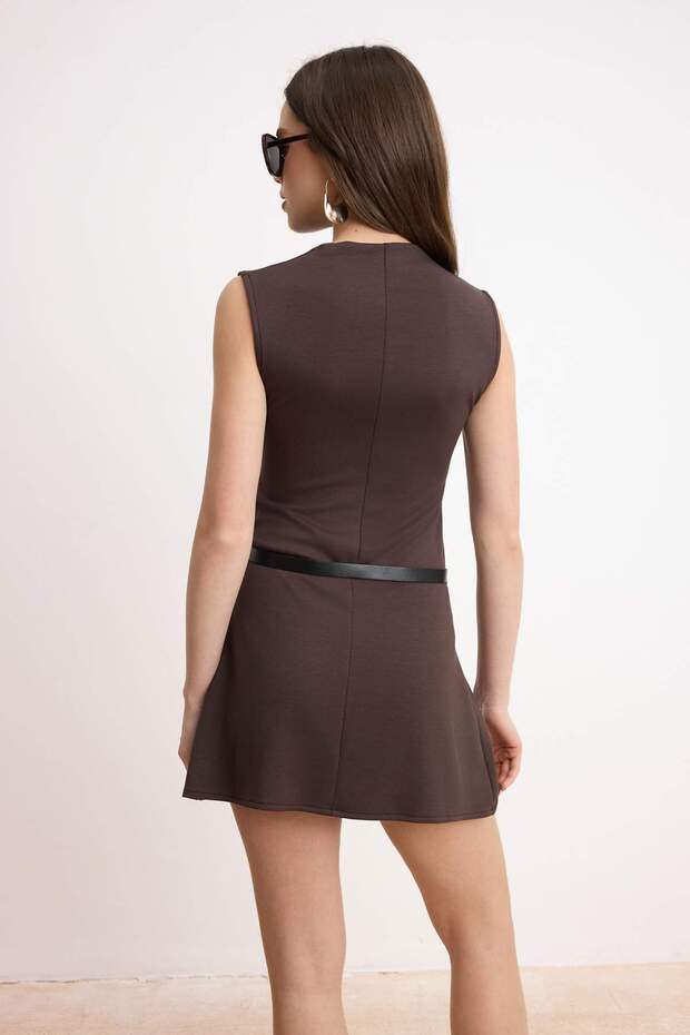 Kahverengi Belden Açılan Dik Yaka Kolsuz Kemerli Mini Soft Touch Örme Elbise TWOSS26EL00632 - 4