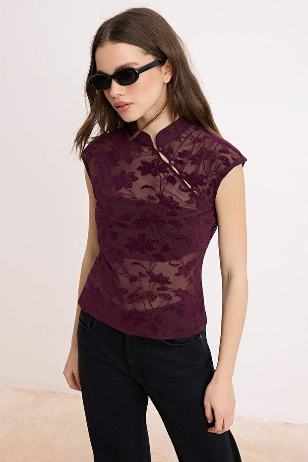 Bordo Çiçekli Fitted/Vücuda Oturan Dik Yaka Kolsuz Çin Düğmeli Dantel Örme Bluz TWOSS26BZ00195 - 1